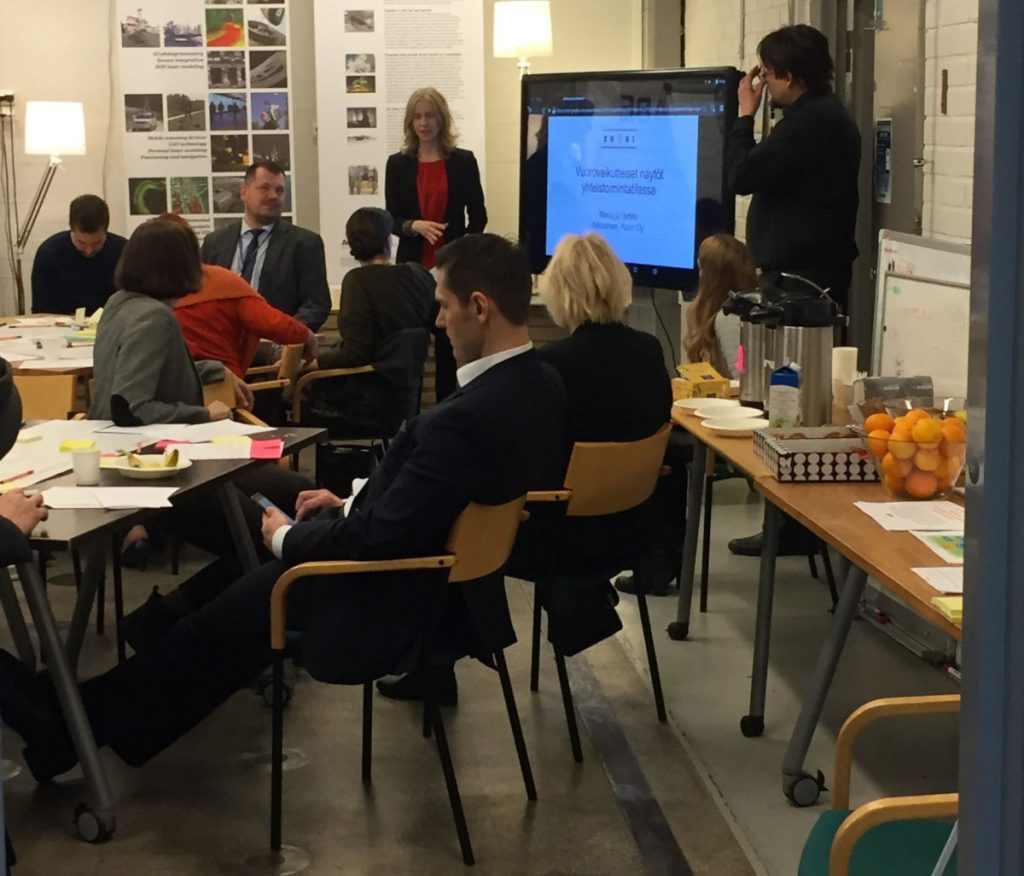 Puheohjattua esitystä kansanedustajille 1 Tulevaisuusvaliokunta tutustumassa UrbanMilliin